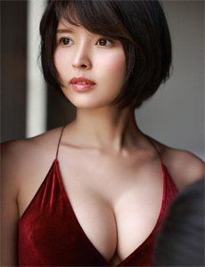 走眼网/小男生坐在一个壮硕男人的大